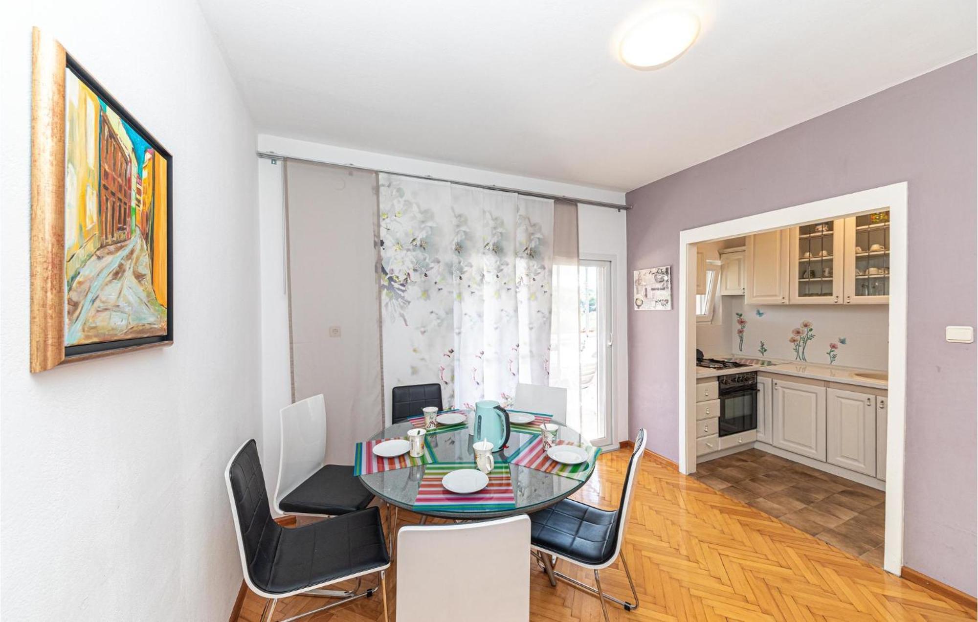 5 Bedroom Cozy Home In Okrug Donji Donji Okrug  Buitenkant foto