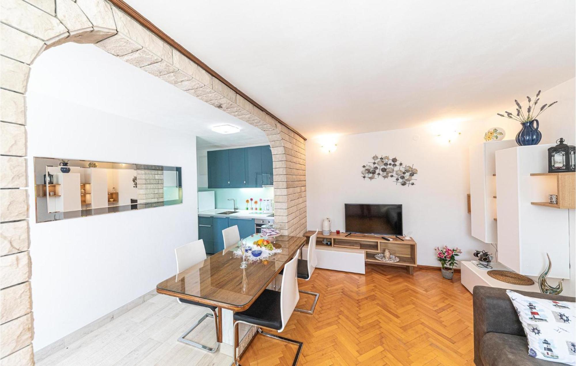 5 Bedroom Cozy Home In Okrug Donji Donji Okrug  Buitenkant foto