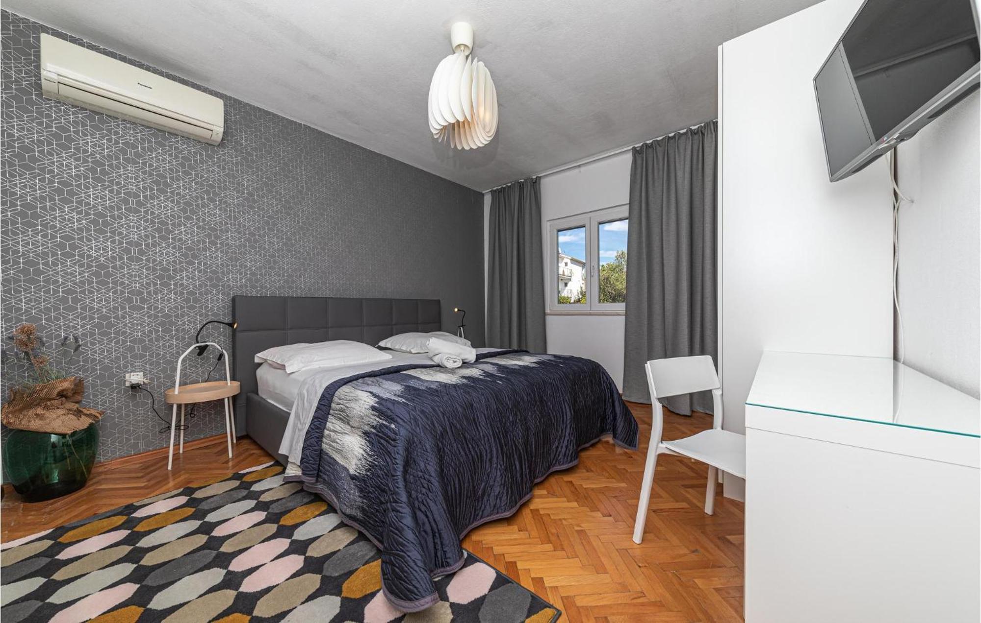 5 Bedroom Cozy Home In Okrug Donji Donji Okrug  Buitenkant foto