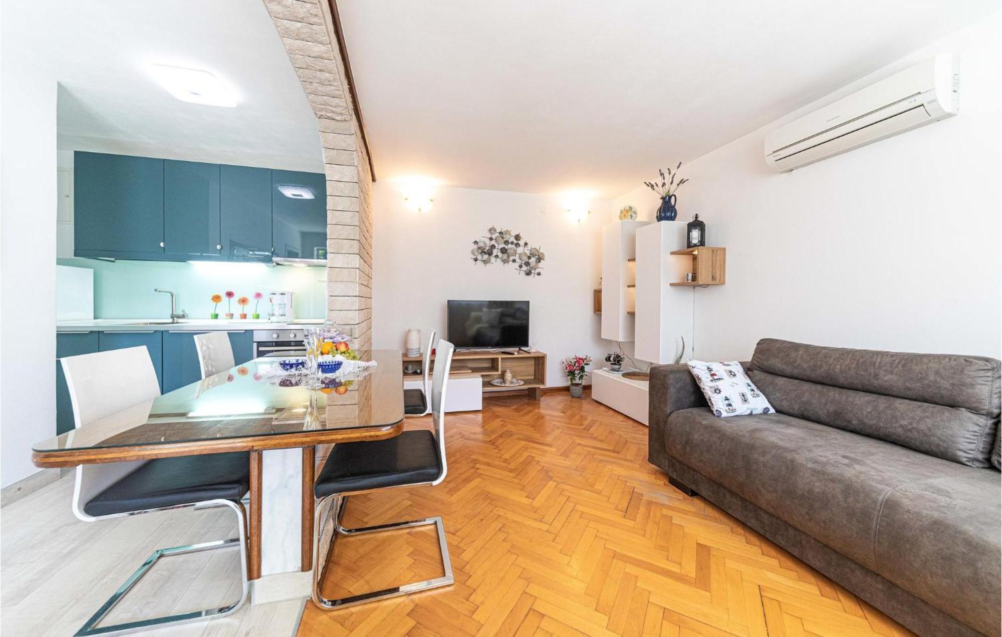 5 Bedroom Cozy Home In Okrug Donji Donji Okrug  Buitenkant foto