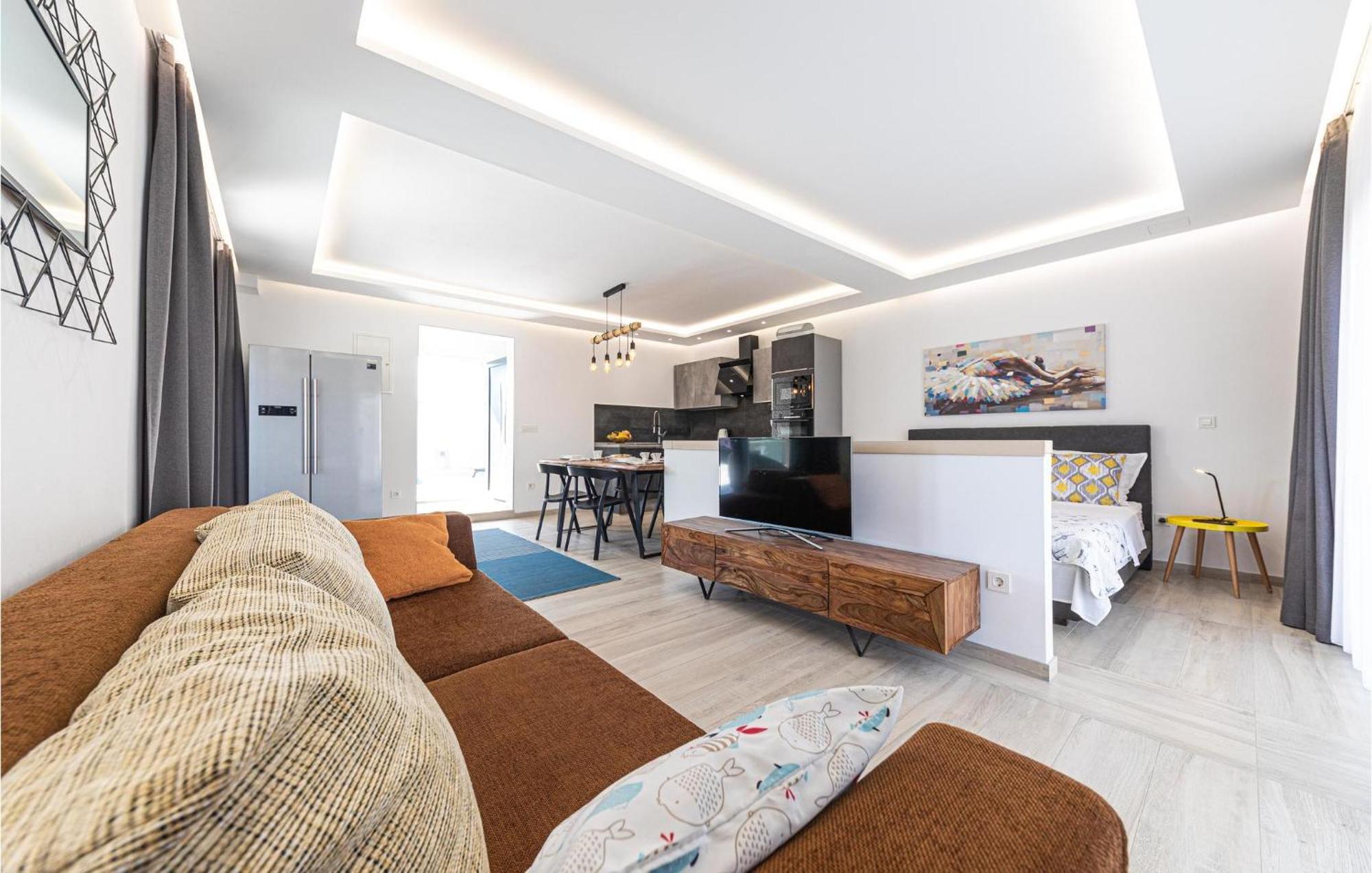 5 Bedroom Cozy Home In Okrug Donji Donji Okrug  Buitenkant foto