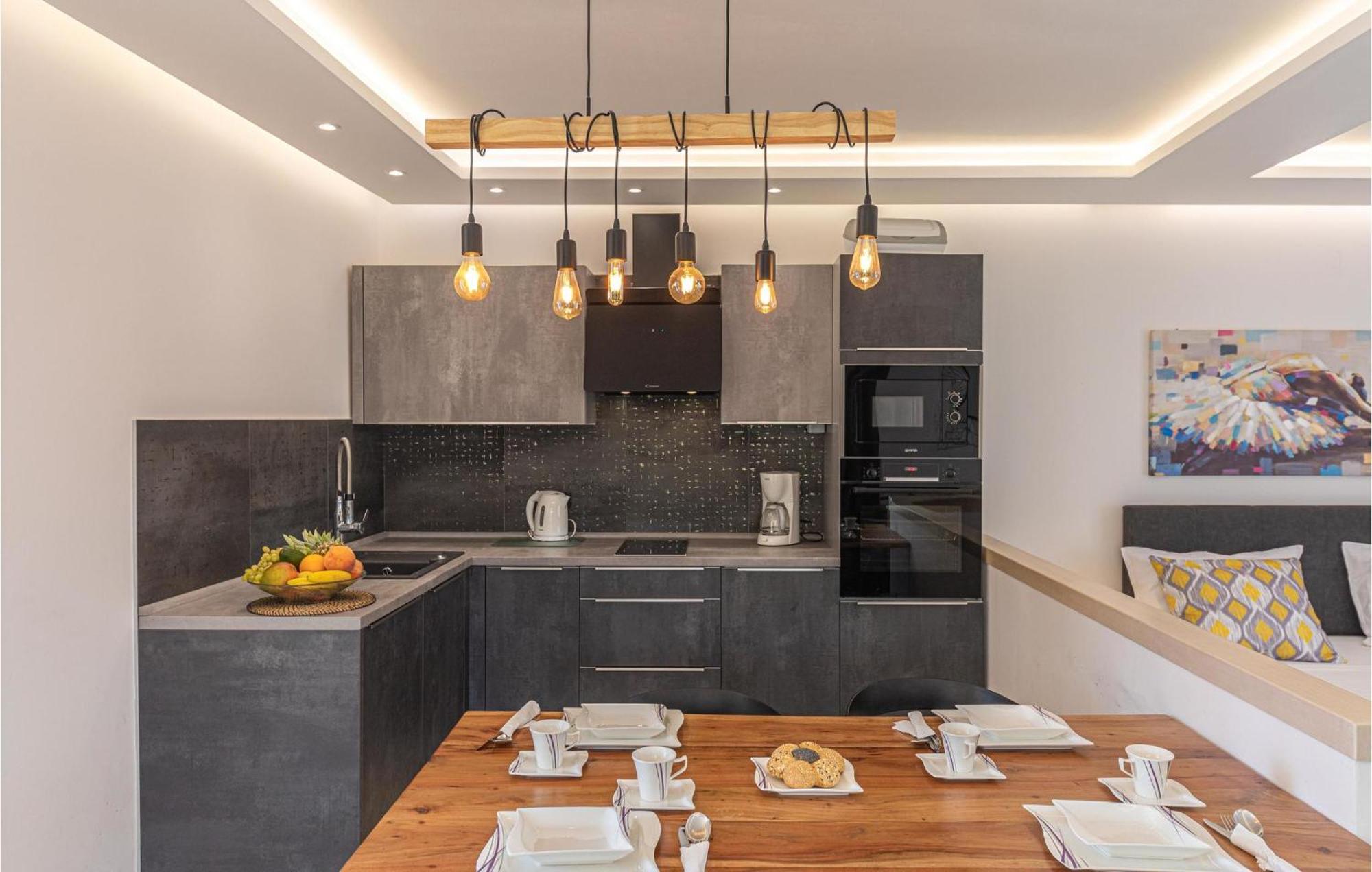5 Bedroom Cozy Home In Okrug Donji Donji Okrug  Buitenkant foto