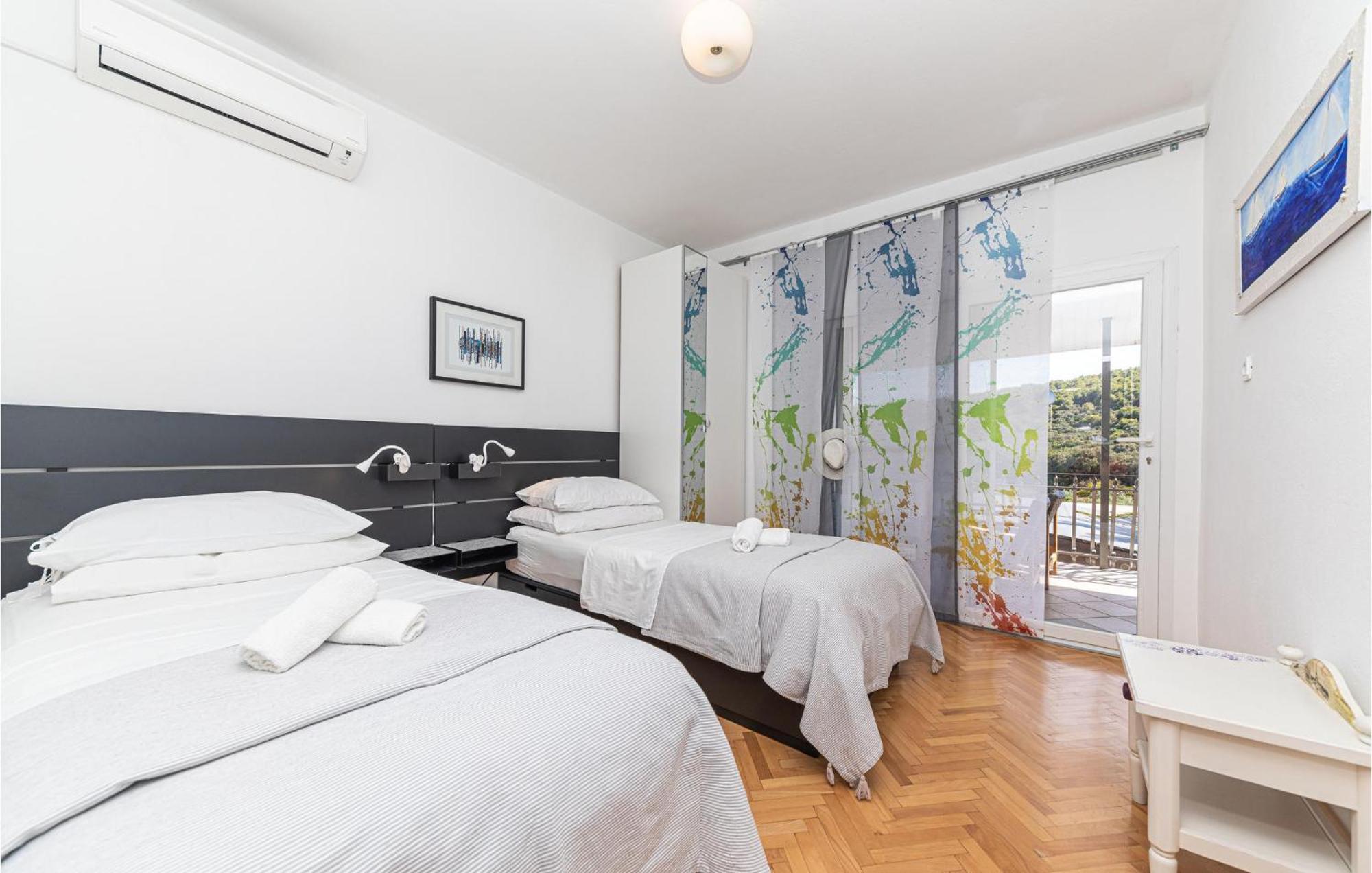 5 Bedroom Cozy Home In Okrug Donji Donji Okrug  Buitenkant foto