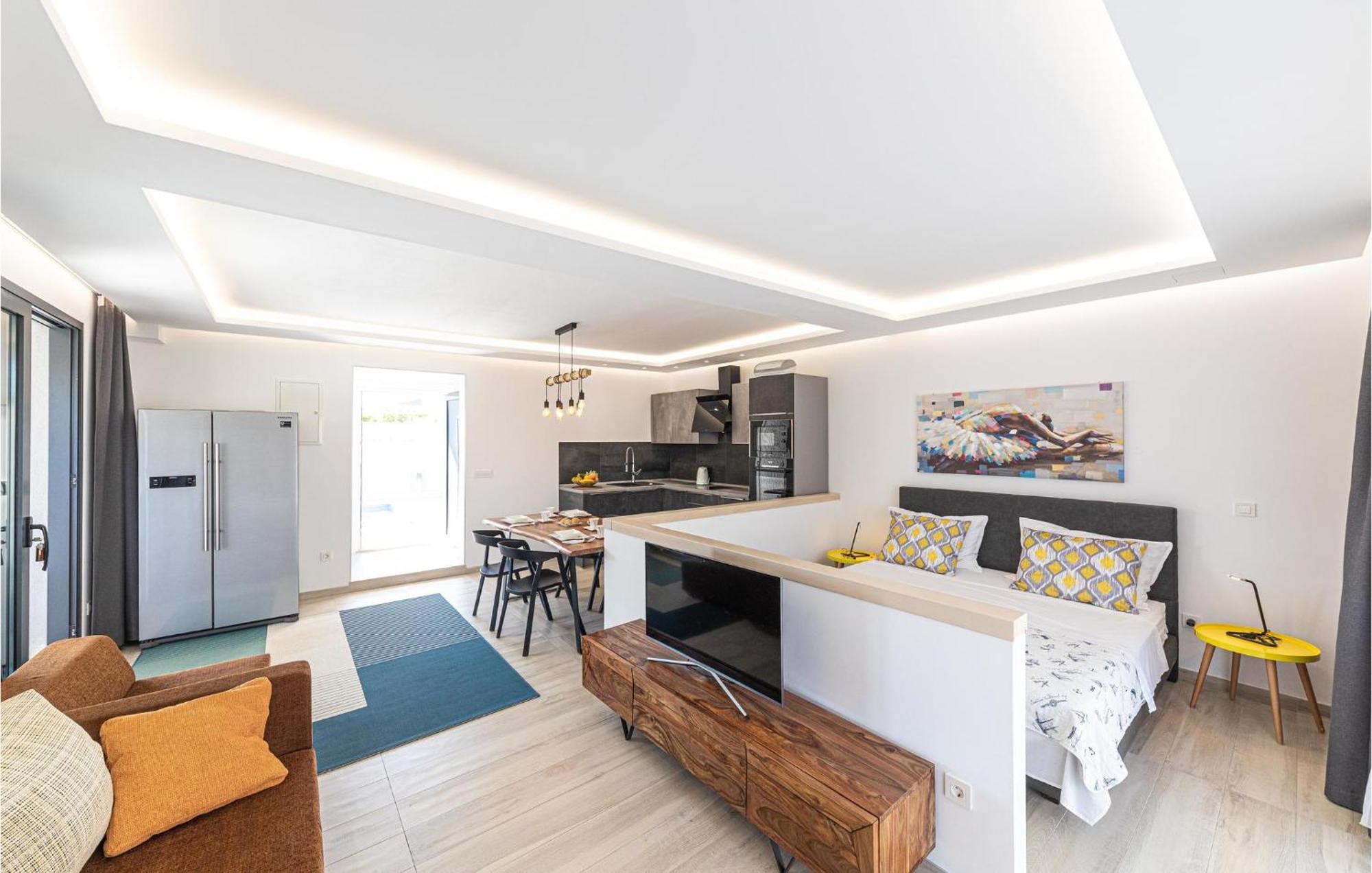 5 Bedroom Cozy Home In Okrug Donji Donji Okrug  Buitenkant foto