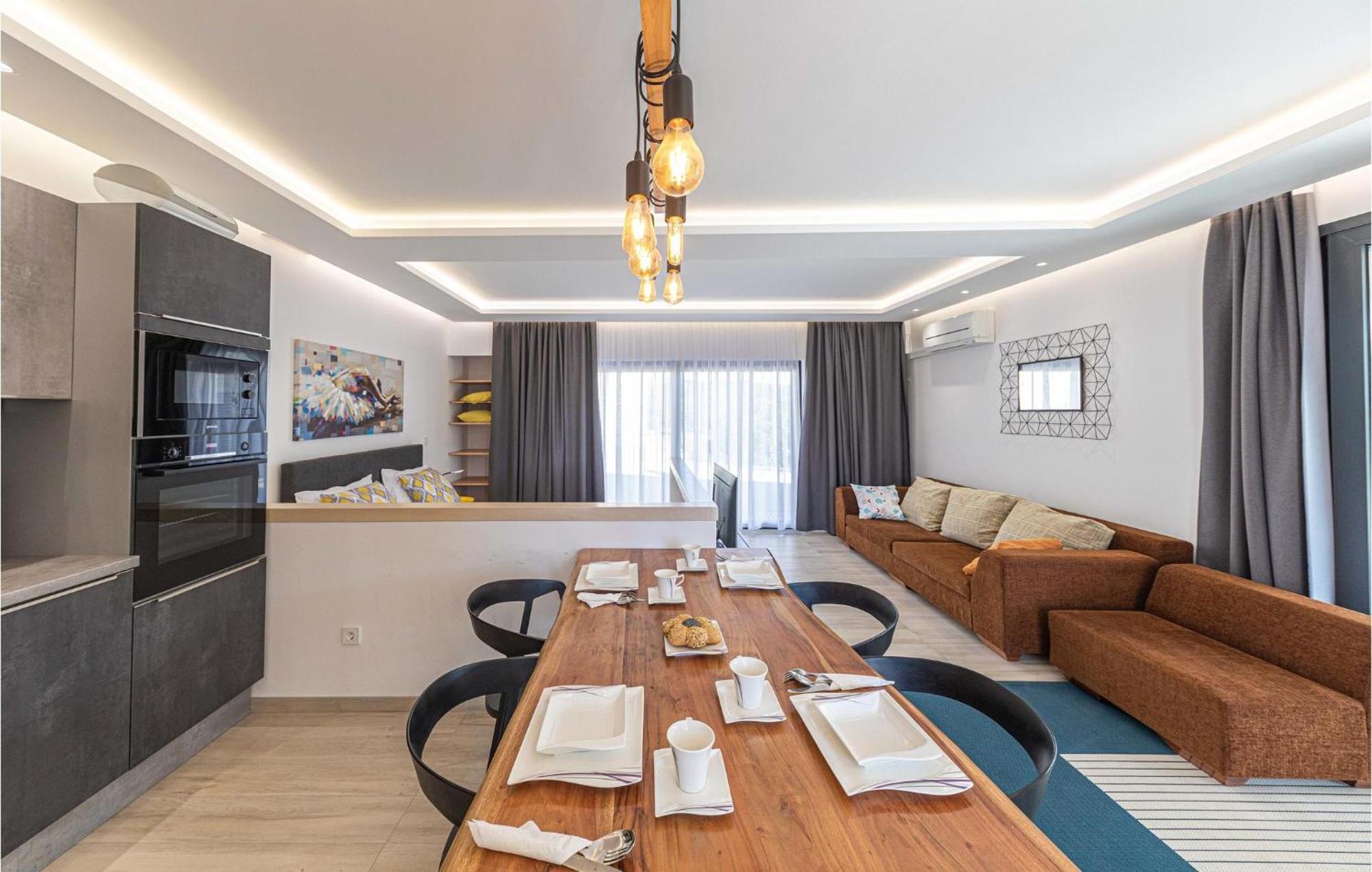5 Bedroom Cozy Home In Okrug Donji Donji Okrug  Buitenkant foto