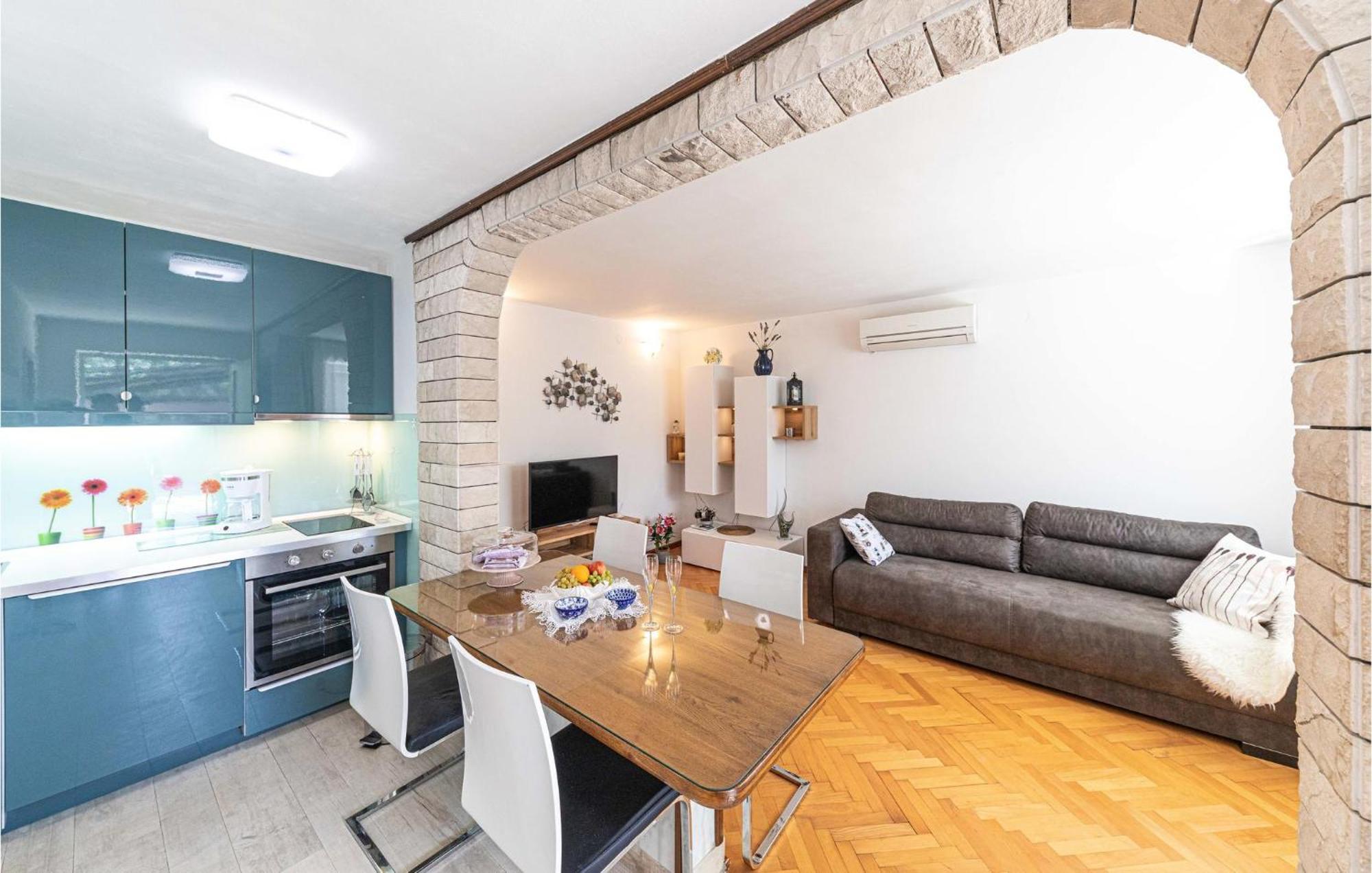 5 Bedroom Cozy Home In Okrug Donji Donji Okrug  Buitenkant foto