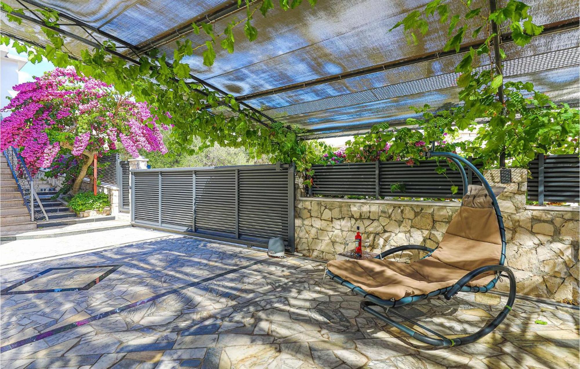 5 Bedroom Cozy Home In Okrug Donji Donji Okrug  Buitenkant foto